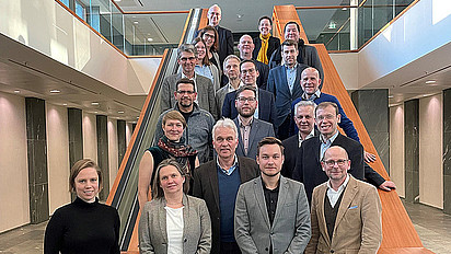 Gruppenfoto der 20 Teilnehmenden des Begleitkreises im Bundesministerium für Bildung und Forschung. 