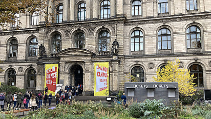 Das Museum für Naturkunde Berlin mit einer langen Besucher-Schlange.